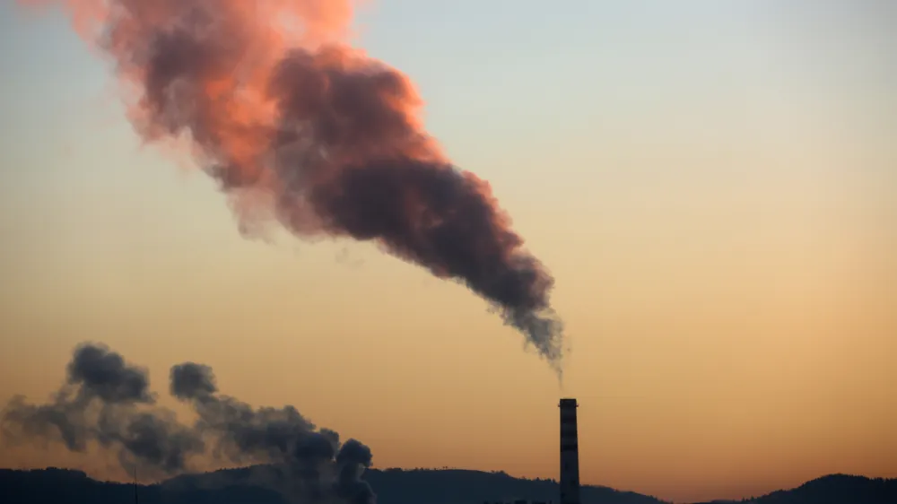 - kurilna sezona 2016 - ogrevanje - onesnaževanje okolja - dimnik - kurjava - //FOTO: Luka Cjuha