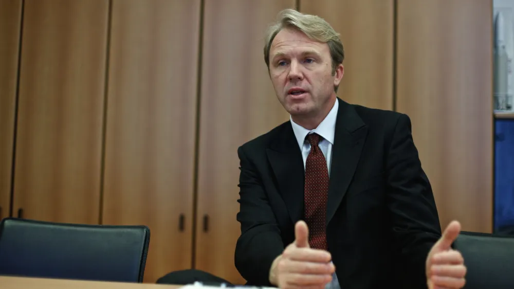 Gregor Golobič, nekdanji
generalni sekretar LDS

Prihaja do enačenja med državo in stranko. Državo se vedno bolj pojmuje kot plen strank. Toda stranke niso ne državne ne javne ustanove in funkcionarji strank niso javni funkcionarji in niso podvrženi presoji konflikta interesov, premoženja, integritete &hellip;