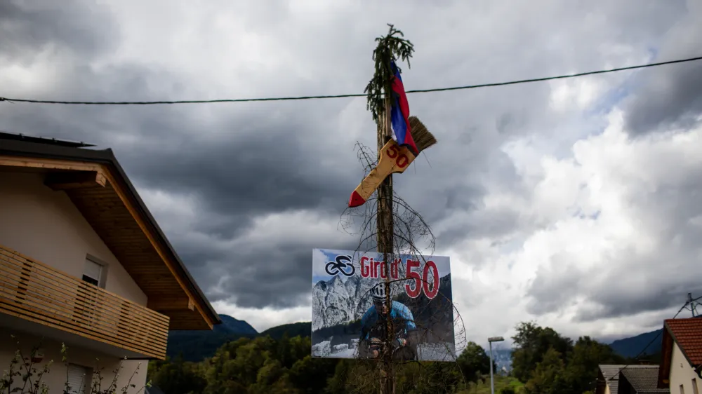 Rojstnodnevni mlaj v Kamniku.- 20.09.2023 &ndash; reportaža o maljih v Sloveniji, tradicionalni pojav, ki je v zadnjih letih vse pogostej&scaron;i, tudi v mastih ne zgolj na podeželju. //FOTO: Bojan VelikonjaOPOMBA: REPORTAŽA ZA OBJEKTIV 2023