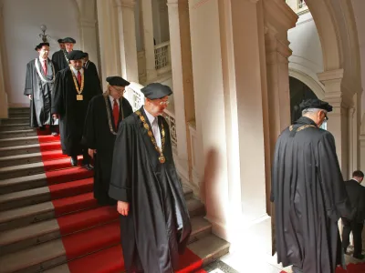 Univerze so v okviru Načrta za okrevanje in odpornost pridobile milijone za izvedbo pilotnih projektov. A ostaja več vpra&scaron;anj kot odgovorov.&nbsp;