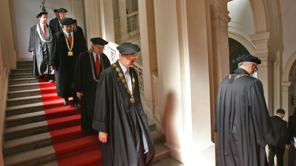 Univerze so v okviru Načrta za okrevanje in odpornost pridobile milijone za izvedbo pilotnih projektov. A ostaja več vpra&scaron;anj kot odgovorov.&nbsp;