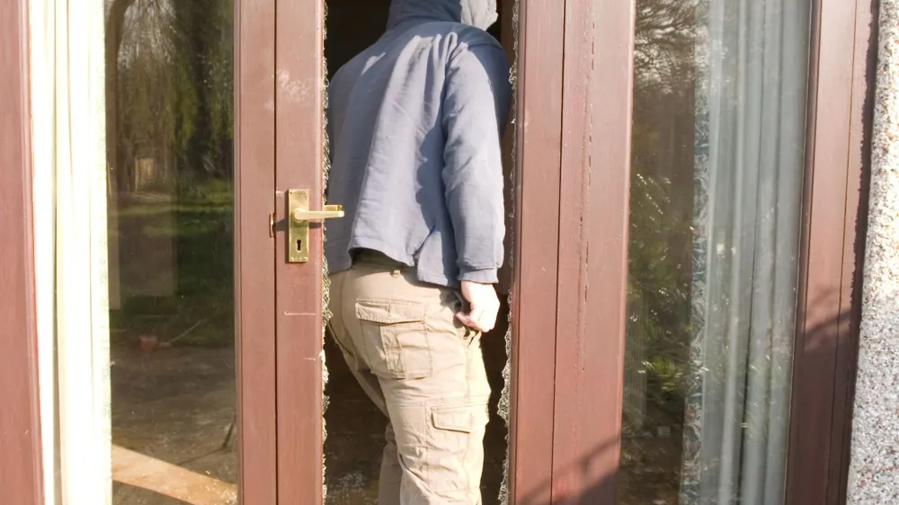 Vlomilec in razbita &scaron;ipa