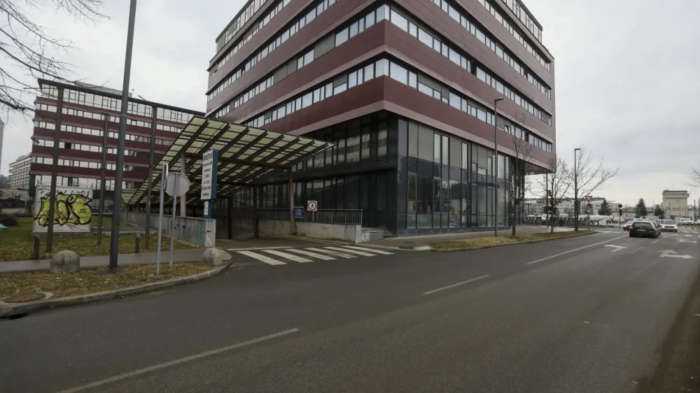 SDH v garažni hi&scaron;i Metelkova prodaja prvo etažo, v kateri je 209 parkirnih prostorov.&nbsp;