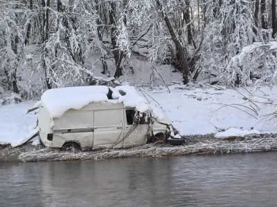 V sredi&scaron;ču Medvod je ob Sori že več kot pol leta naplavljen kombi. O njegovi usodi &scaron;e vedno odločajo in&scaron;pekcije.