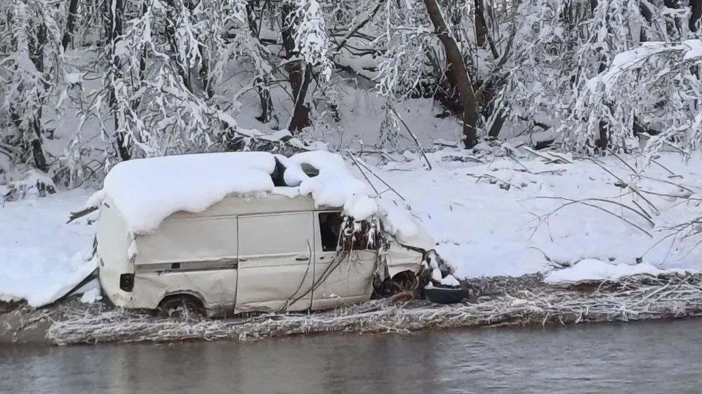 V sredi&scaron;ču Medvod je ob Sori že več kot pol leta naplavljen kombi. O njegovi usodi &scaron;e vedno odločajo in&scaron;pekcije.