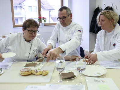 Strokovna komisija v sestavi (z leve) Alenka Kodele, Tomaž Vozelj in Ur&scaron;ka Strnad je imela pri ocenjevanju polne roke in usta dela.&nbsp;&nbsp;