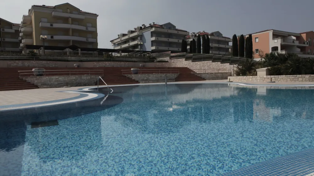 - Hrva&scaron;ka 2014 - Rezidencija Skiper Suites Hotel, Savudrija, Alberi 300, Kempinski luksuzno počitni&scaron;ko apartmajsko naselje - bazen //FOTO: Luka Cjuha