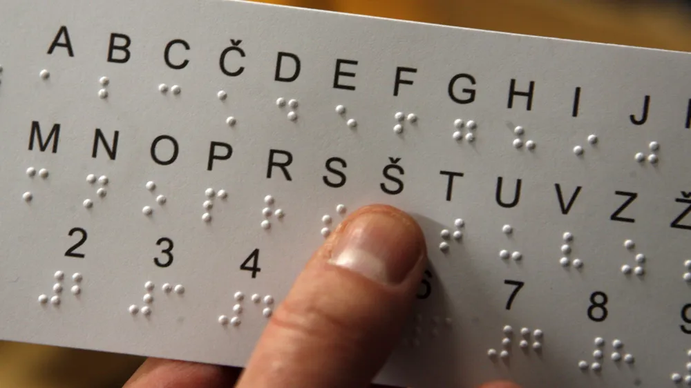 Center IRIS je v lanskem &scaron;olskem letu prilagodil deset učbenikov, ZDSSS pa je pretvoril &scaron;tirideset učbenikov. Veliko težav jim pri pretvarjanju in prilagajanju gradiv povzroča to, da jih lahko učitelji v skladu s predpisi svobodno izbirajo, njihova vsebina pa se tudi pogosto spreminja.&nbsp;