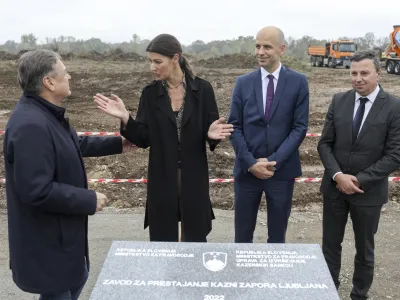 Ministrica za pravosodje trdi, da zaradi posvečanja gradnji dobrunjskega zapora ni bila pozorna na druge obveznosti. Po drugi strani na ministrstvu trdijo, da je za nepravilnosti pri gradnji izvedela &scaron;ele pred &scaron;tirinajstimi dnevi.