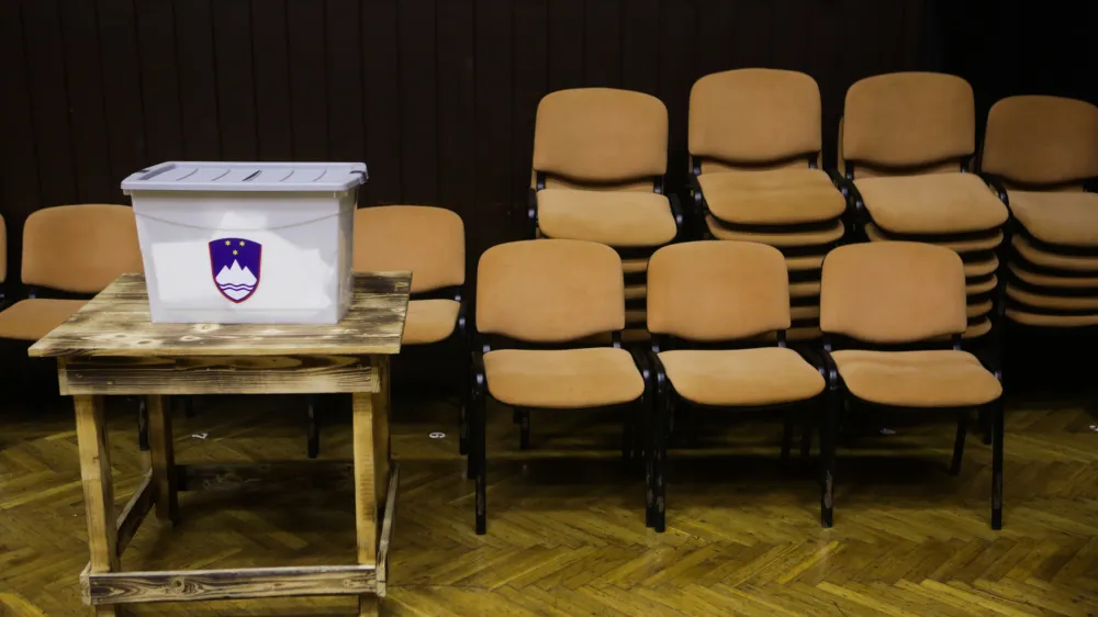 simbolična fotografija, volitve, volilna skrinjica in stoli, boj za sedeže v parlamentu- voli&scaron;če Dobrova- - 13.07.2014 - Parlamentarne volitve 2014 - osme volitve poslancev v Državni zbor Republike Slovenije - druge predčasne državnozborske volitve v zgodovini samostojne Slovenije - zmagovalka parlamentarnih volitev Stranka Mira Cerarja (SMC) je po pre&scaron;tetih 99,97 odstotka glasov (DVK) osvojila 34,6 odstotka glasov      //FOTO: Bojan Velikonja