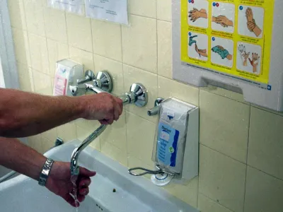 Med ukrepi, ki zmanj&scaron;ajo možnost okužbe dihal, na NIJZ in v osnovnem zdravstvu priporočajo tudi redno umivanje rok.