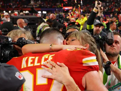 Football - NFL - Super Bowl LVIII - Kansas City Chiefs v San Francisco 49ers - Allegiant Stadium, Las Vegas, Nevada, United States - February 11, 2024 Kansas City Chiefs' Travis Kelce celebrates with partner Taylor Swift after Kansas City Chiefs win Super Bowl LVIII REUTERS/Brian Snyder