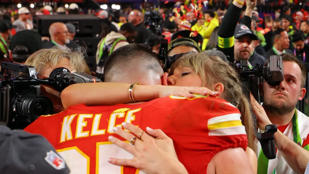 Football - NFL - Super Bowl LVIII - Kansas City Chiefs v San Francisco 49ers - Allegiant Stadium, Las Vegas, Nevada, United States - February 11, 2024 Kansas City Chiefs' Travis Kelce celebrates with partner Taylor Swift after Kansas City Chiefs win Super Bowl LVIII REUTERS/Brian Snyder