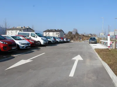 Parkiri&scaron;če je prva dva meseca res kazalo dokaj klavrno podobo, v zadnjem času pa je zaznati, da se je &scaron;tevilo dnevno parkiranih vozil povečalo.