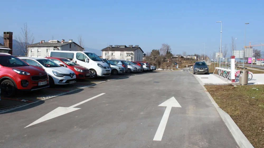 Parkiri&scaron;če je prva dva meseca res kazalo dokaj klavrno podobo, v zadnjem času pa je zaznati, da se je &scaron;tevilo dnevno parkiranih vozil povečalo.