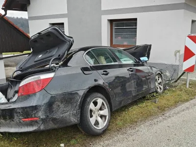 28-letni voznik je zaspal za volanom in trčil v hi&scaron;o. 