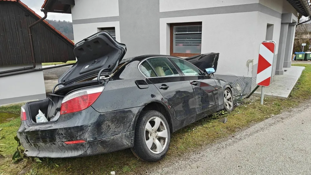 28-letni voznik je zaspal za volanom in trčil v hi&scaron;o. 