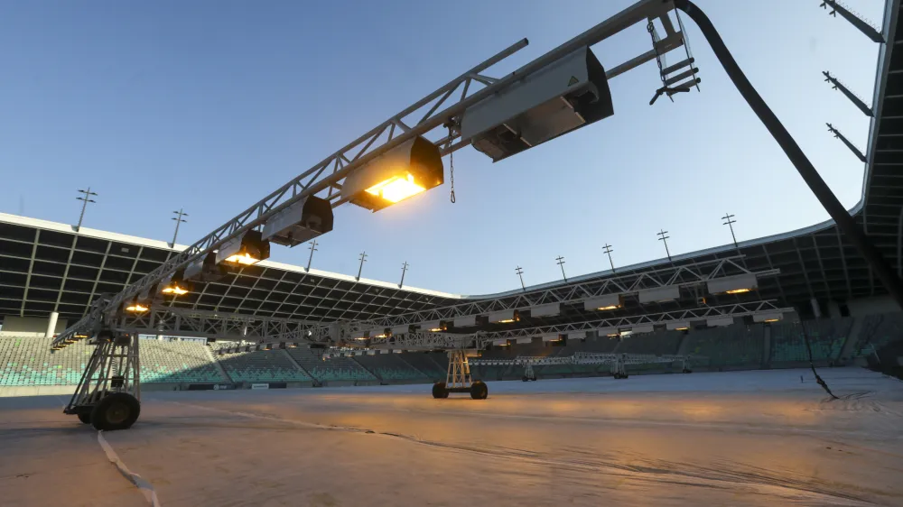 Medtem ko javni zavod &Scaron;port Ljubljana i&scaron;če izvajalca za prenovo zelenice na nogometnem stadionu v Stožicah, rast trave spodbujajo s pomočjo posebnih luči.&nbsp;