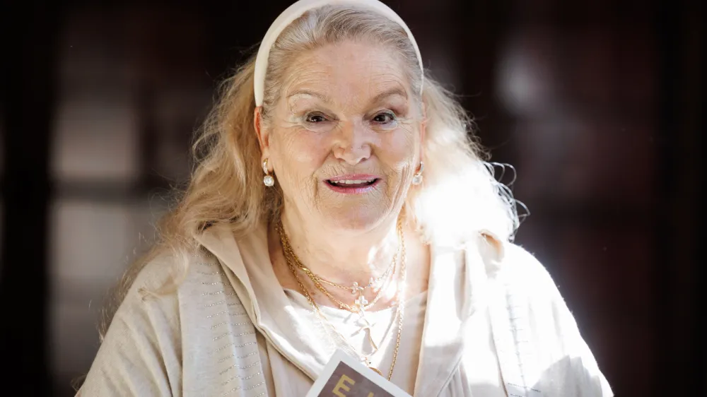 Ljubljana, Mestna hisa.<br>Novinarska konferenca ob izidu knjige Elda - notranji naboj avtorjev Elde Viler in Iva Gajica.<br>Pevka Elda Viler.