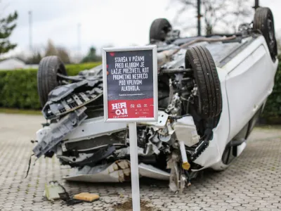 simbolična fotografija, prometna varnost, vožnja pod vpivom alkohola - prometna nesreča - 27.11.2018 - novinarska konferenca s predstavitvijo rezultatov vseslovenske iniciative za manj voženj mladih pod vplivom alkohola Heroji furajo v pižamah; //FOTO: Bojan Velikonja