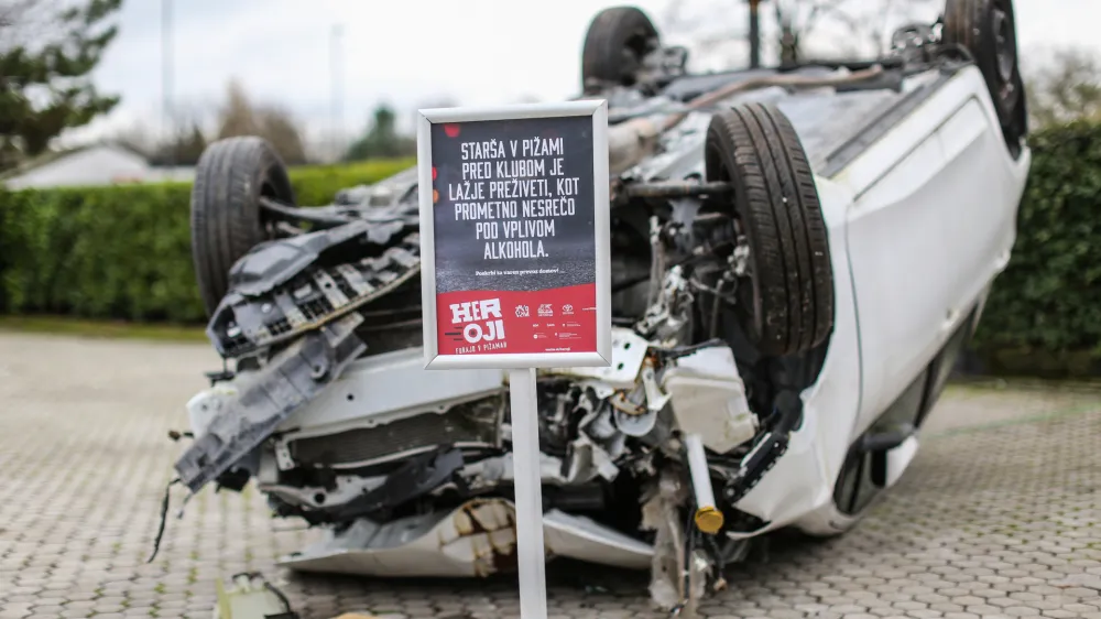 simbolična fotografija, prometna varnost, vožnja pod vpivom alkohola - prometna nesreča - 27.11.2018 - novinarska konferenca s predstavitvijo rezultatov vseslovenske iniciative za manj voženj mladih pod vplivom alkohola Heroji furajo v pižamah; //FOTO: Bojan Velikonja