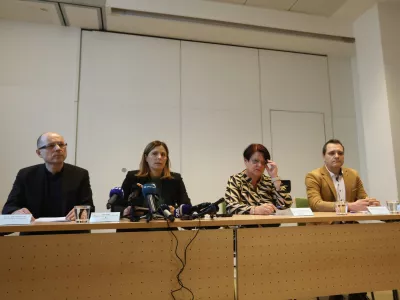 Kako je pri&scaron;lo do zamenjave, so na novinarski konferenci pojasnjevali (od leve) predstojnik In&scaron;tituta za patologijo Jože Pižem, direktorica Medicinskega centra Barsos Ur&scaron;a Murn, strokovna direktorica Onkolo&scaron;kega in&scaron;tituta Irena Oblak in predstojnik sektorja operativnih dejavnosti na Onkolo&scaron;kem in&scaron;titutu Ga&scaron;per Pilko.&nbsp;Foto: Luka Cjuha