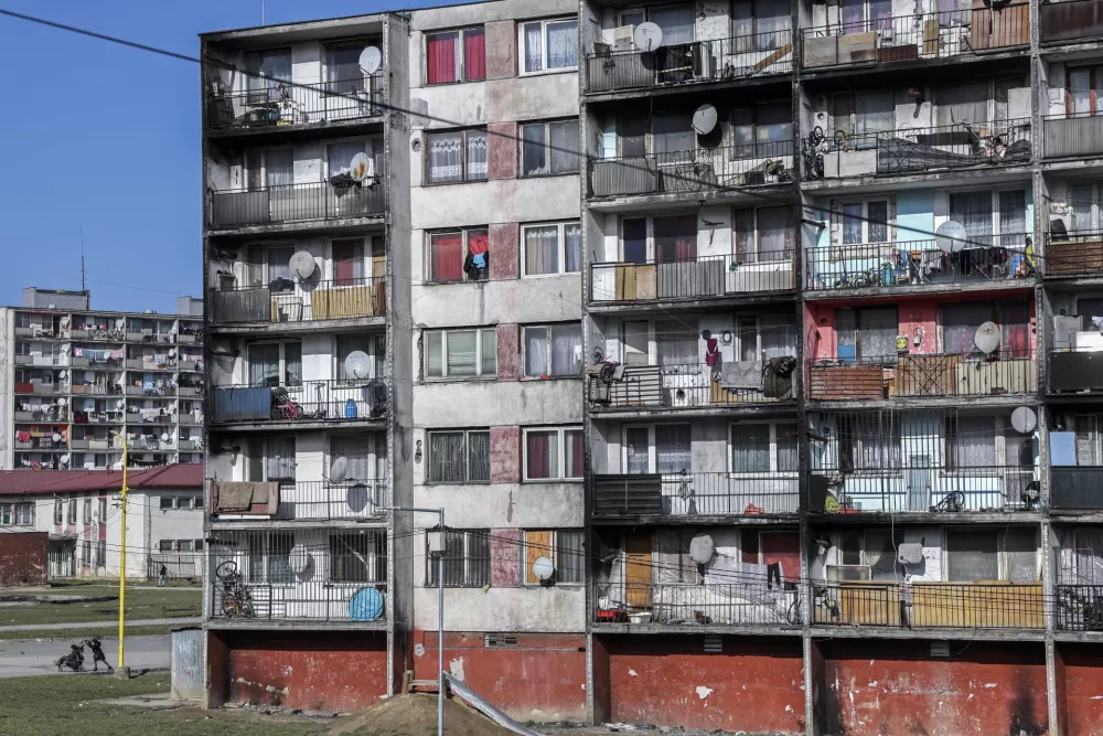 - februar 2024 - Lunik IX, romsko naselje, kjer živijo najsiroma&scaron;nej&scaron;i ljudje. Ko&scaron;ice, Slova&scaron;ka- romi, cigani, rev&scaron;čina, siroma&scaron;tvo, geto //FOTO: Jaka GasarOPOMBA: ZA OBJEKTIV - REPORTAŽA