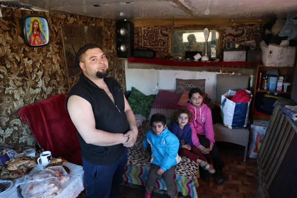 - februar 2024 - Lunik IX, romsko naselje, kjer živijo najsiroma&scaron;nej&scaron;i ljudje. Ko&scaron;ice, Slova&scaron;ka- romi, cigani, rev&scaron;čina, siroma&scaron;tvo, geto //FOTO: Jaka GasarOPOMBA: ZA OBJEKTIV - REPORTAŽA