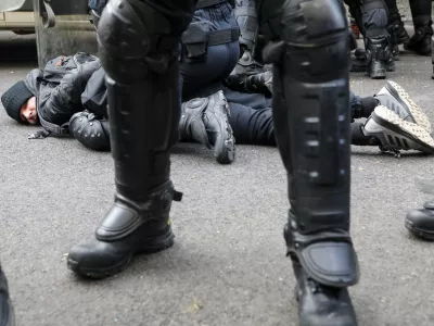 ﻿- policisti ukrepali in proti več ljudem uporabili prisilna sredstva, med drugim tudi solzivec- zavarovano območje ROG zaradi upora rogovcev, ker naj bi občina začela z gradbenimi deli  - 19.01.2021 &ndash; ROG - kompleks nekdanje tovarne koles, kjer že več let živijo in ustvarjajo pripadniki avtonomne skupnost - ljubljanska občina začela z gradbenimi deli &ndash; evikcija stanovalcev in obiskovalcev - ru&scaron;enje nekdanje tovarne, Trubarjeva 72 v Ljubljani &ndash;  //FOTO: LUKA CJUHA