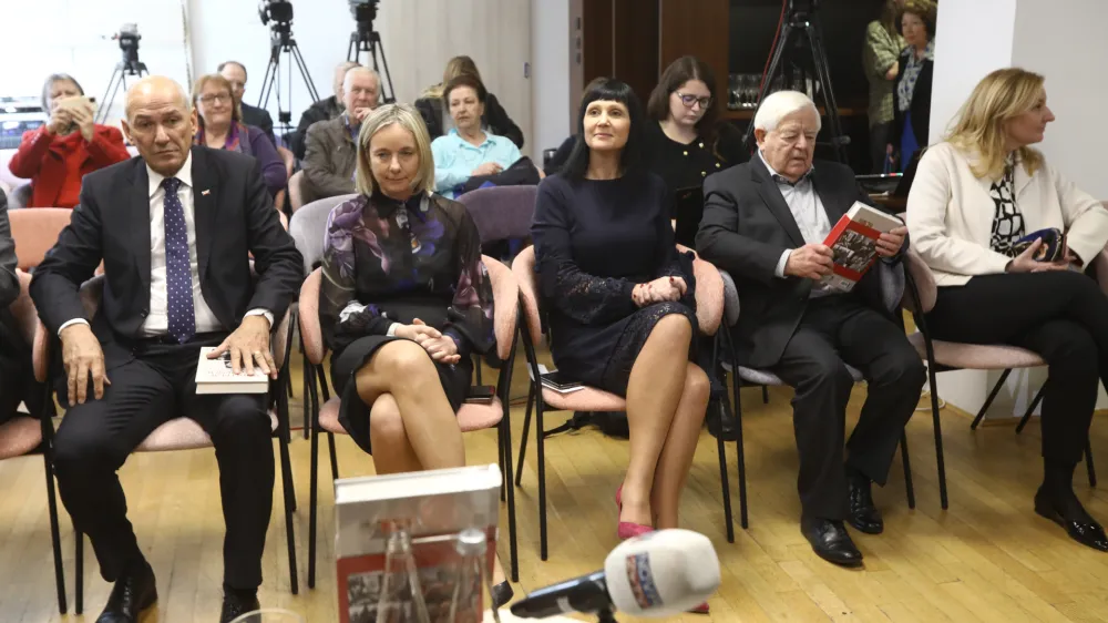 Janez Jan&scaron;a in Milan Kučan14.03.2024 - predstavitev knjige Voditelji Slovenije sociologa, pisatelja in politika Dimitrija Rupla ter pogovor z avtorjem; knjigarna KonzorcijFOTO: Luka Cjuha