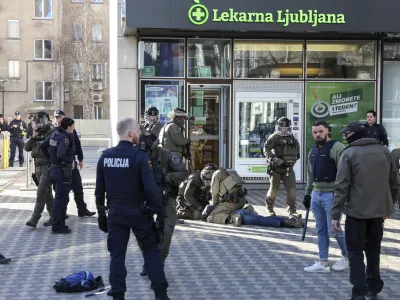 - 13.03. 2024 - mlaj&scaron;i mo&scaron;ki grozil z nožema na Bavarskem dvoru - terorizem, psihična motnja, policija, specialna enota, kriminal, re&scaron;evanje, grožnja //FOTO: Jaka Gasar