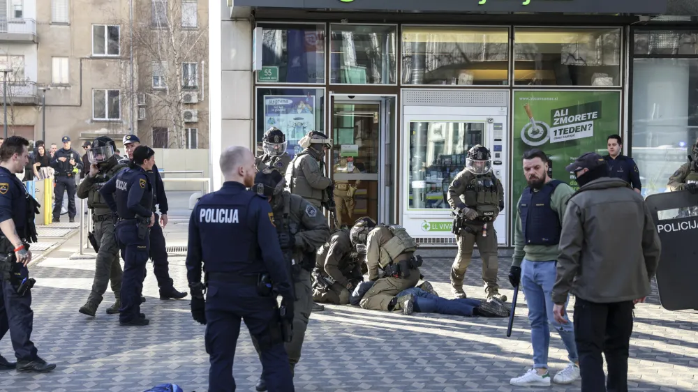 - 13.03. 2024 - mlaj&scaron;i mo&scaron;ki grozil z nožema na Bavarskem dvoru - terorizem, psihična motnja, policija, specialna enota, kriminal, re&scaron;evanje, grožnja //FOTO: Jaka Gasar