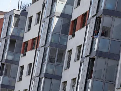 Tako na ministrstvu kot na skladih ocenjujejo, da dvig neprofitnih najemnin ne bo bistveno vplival na plačilno sposobnost. Socialno &scaron;ibkej&scaron;i pa bodo &scaron;e naprej upravičeni do subvencije najemnine. Na fotografiji stanovanjska soseska Nove Poljane
v Ljubljani. Foto: Luka Cjuha&nbsp;