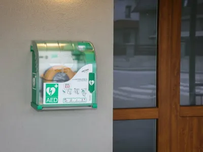 Denar za nakup novih defibrilatorjev so z namenitvijo dela dohodnine Dru&scaron;tvu AED Slovenija prispevali tudi Kranjčani. Foto: MOK