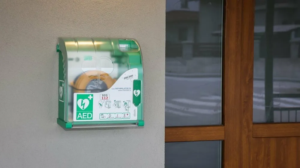 Denar za nakup novih defibrilatorjev so z namenitvijo dela dohodnine Dru&scaron;tvu AED Slovenija prispevali tudi Kranjčani. Foto: MOK