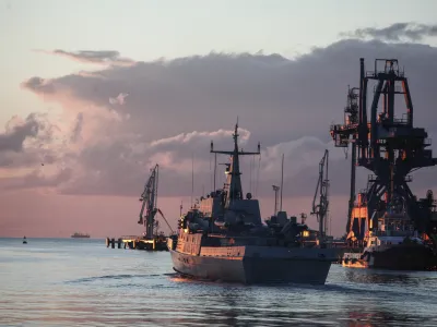 - večnamenska slovenska voja&scaron;ka ladja Triglav 11 - <br><br><br>- 16.10.2015 - KOPER - izplutje večnamenske voja&scaron;ke ladje Triglav s posadko na mednarodno misijo EU Navfor Med - odhod proti južnemu Sredozemlju za naslednje &scaron;tiri mesece, kjer bodo sodelovali v mednarodni operaciji EU proti tihotapcem migrantov Sophia - Slovenska vojska - vojna mornarica - begunska problematika - begunska kriza   ///FOTO: Luka Cjuha.