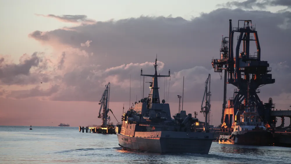 - večnamenska slovenska voja&scaron;ka ladja Triglav 11 - <br><br><br>- 16.10.2015 - KOPER - izplutje večnamenske voja&scaron;ke ladje Triglav s posadko na mednarodno misijo EU Navfor Med - odhod proti južnemu Sredozemlju za naslednje &scaron;tiri mesece, kjer bodo sodelovali v mednarodni operaciji EU proti tihotapcem migrantov Sophia - Slovenska vojska - vojna mornarica - begunska problematika - begunska kriza   ///FOTO: Luka Cjuha.