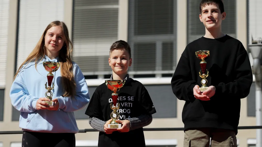 Ljubljana, Fakulteta za matematiko in fiziko.<br>Dogodek s tekmovanjem v recitiranju decimalk stevila pi, ki ga ob svetovnem dnevu matematike in dnevu stevila pi pripravlja Fakulteta za matematiko in fiziko Univerze v Ljubljani.