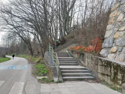 Stopnice na Poti spominov in tovari&scaron;tva - PST - Grba - Cesta na Vrhovce