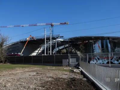 Sončna elektrarna na strehi kopali&scaron;ča Ilirija bo največja izmed 51 sončnih elektrarn, ki jih bodo koncesionarji vzpostavili na objektih v lasti Mestne občine Ljubljana.&nbsp;