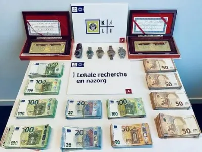 V 26 hi&scaron;nih preiskavah v &scaron;tirih državah so zasegli 165 ur luksuznih blagovnih znamk s certifikati, 200 diamantov, 209 tisoč evrov gotovine, več kosov orožja, &scaron;tirinajst kilogramov droge, kreditne kartice in več elektronskih naprav. 