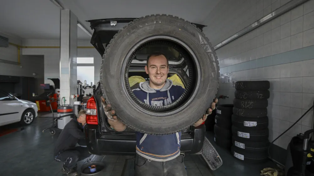 menjava zimskih gum. Vulkanizer Travnik - 09.11.2023 &ndash; Vulkanizerstvo - sezonska menjava pnevmatik - //FOTO: Luka Cjuha