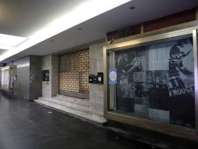 O že lani napovedani prenovi pred zapu&scaron;čeno Komuno priča le obvestilo.&nbsp;