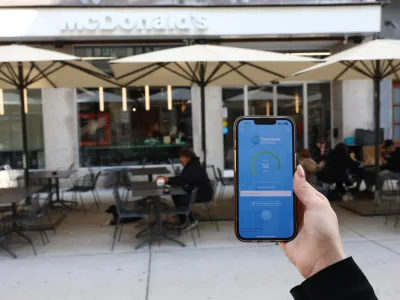 Luka Mesec je v začetku leta 2023 dejal: &raquo;Kos pice ni polnovredni obrok in ni kosilo.&laquo; S tem je napovedal prenovo zakonodaje, s katero bi dvignili subvencijo za &scaron;tudentske bone in prenovili merila za &scaron;tudentsko prehrano ter poostrili nadzor nad kakovostjo ponudbe. Več kot leto kasneje sprememb ni opaziti. Foto: Jaka Gasar&nbsp;