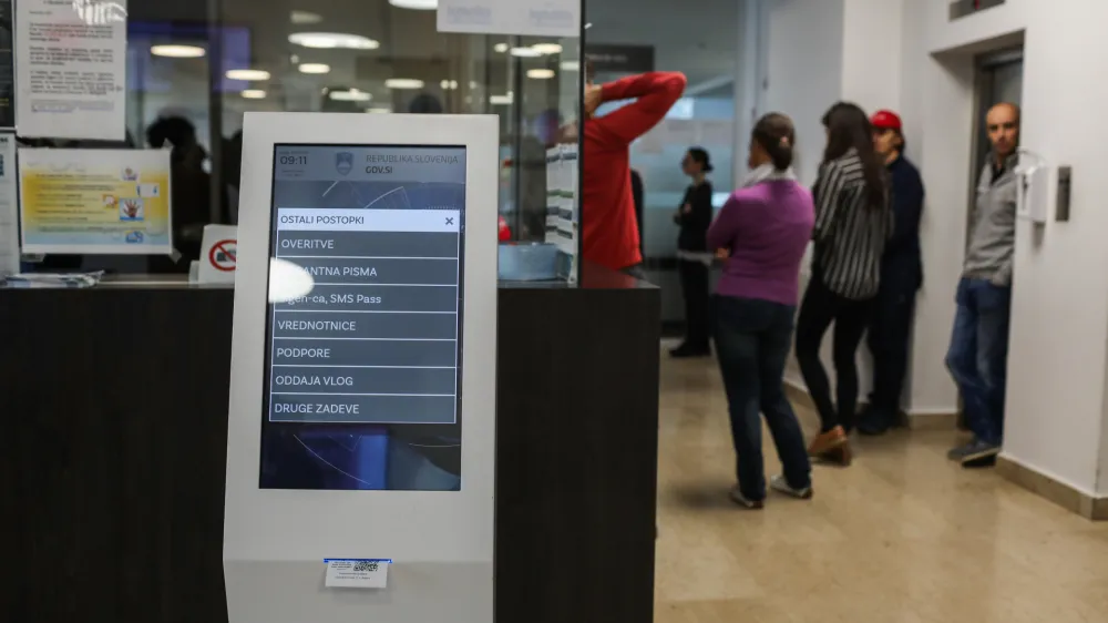 - Upravna enota Linhartova13 - - 15.11.2023 &ndash; celodnevna stavka na sedmih upravnih enotah in krajevnih uradih &ndash; zaposleni zahtevali re&scaron;itev kadrovskih težav in vi&scaron;je plače - //FOTO: Bojan Velikonja