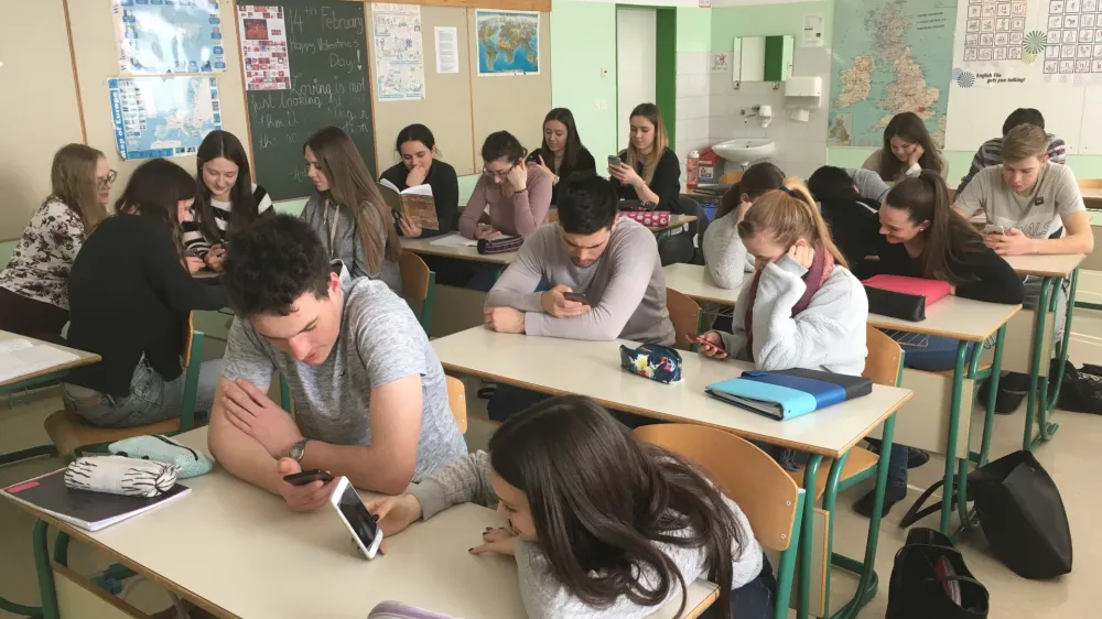 Uporaba mobilnega telefona med poukom, simbolična fotografija, posneta v Ekonomski gimnaziji in srednji &scaron;oli Radovljica