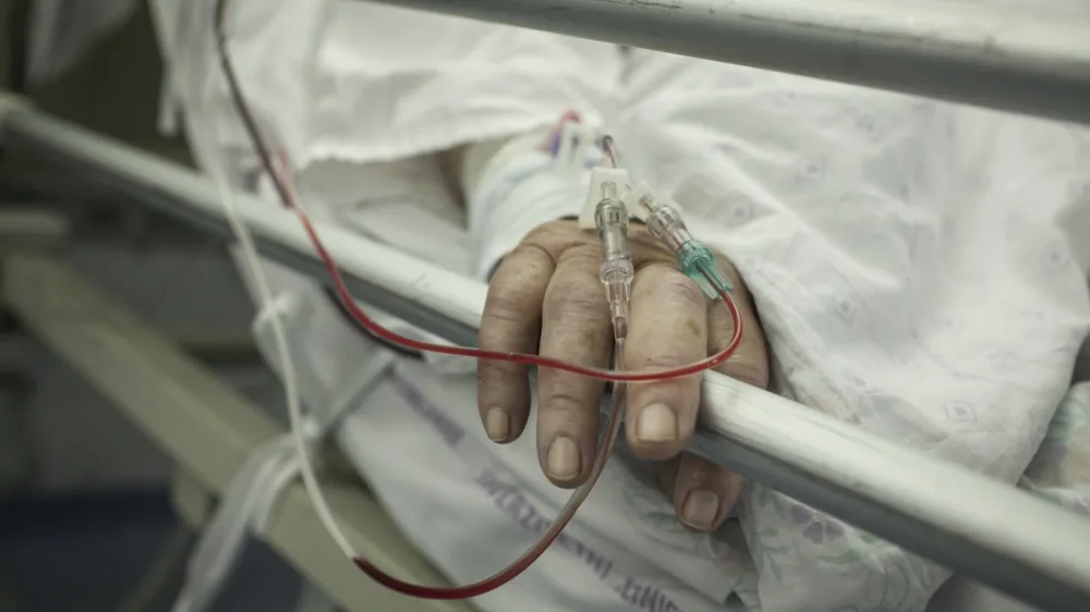 - simbolična fotografija - zdravstvo - pacient - bolezen - starost -  - 04.06.2015 - Univerzitetni klinični center v Ljubljani - Internistična prva pomoč (IPP), specialistična služba, del Urgentnega bloka Univerzitetnega kliničnega centra v Ljubljani - Urgentni blok UKC - urgenca -  ///FOTO: Luka Cjuha.