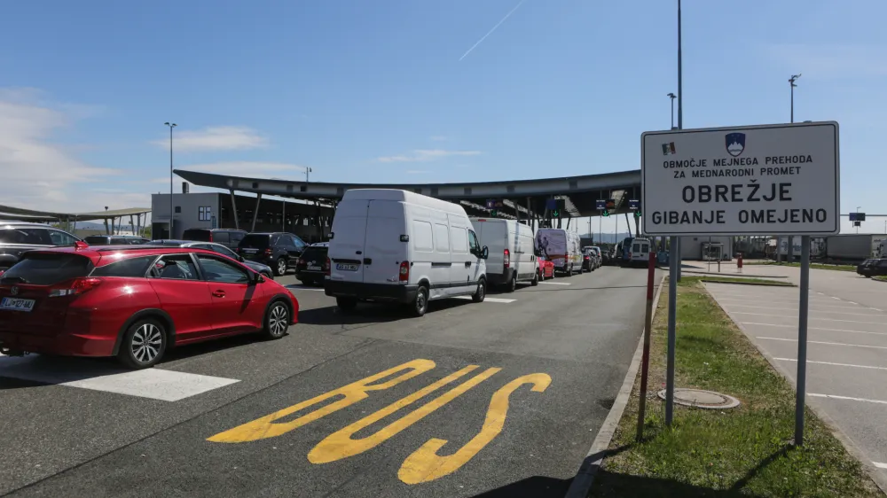 - kolone vozil pri vstopu in izstopu iz države - prometni zastoj -  - 07.04.2017 - Mejni prehod Obrežje - Bregana, slovensko - hrva&scaron;ka meja, obmejna policija je začela izvajati sistematičen nadzor vseh potnikov, tako članic EU kot tretjih držav --    //FOTO: Luka Cjuha