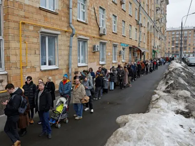 People stand in a line to enter a polling station around noon on the final day of the presidential election in Moscow, Russia, March 17, 2024. Yulia Navalnaya, widow of opposition leader Alexei Navalny, called on Russians to join an election day protest at noon on March 17 to vote against President Vladimir Putin or spoil their ballots. REUTERS/Maxim Shemetov