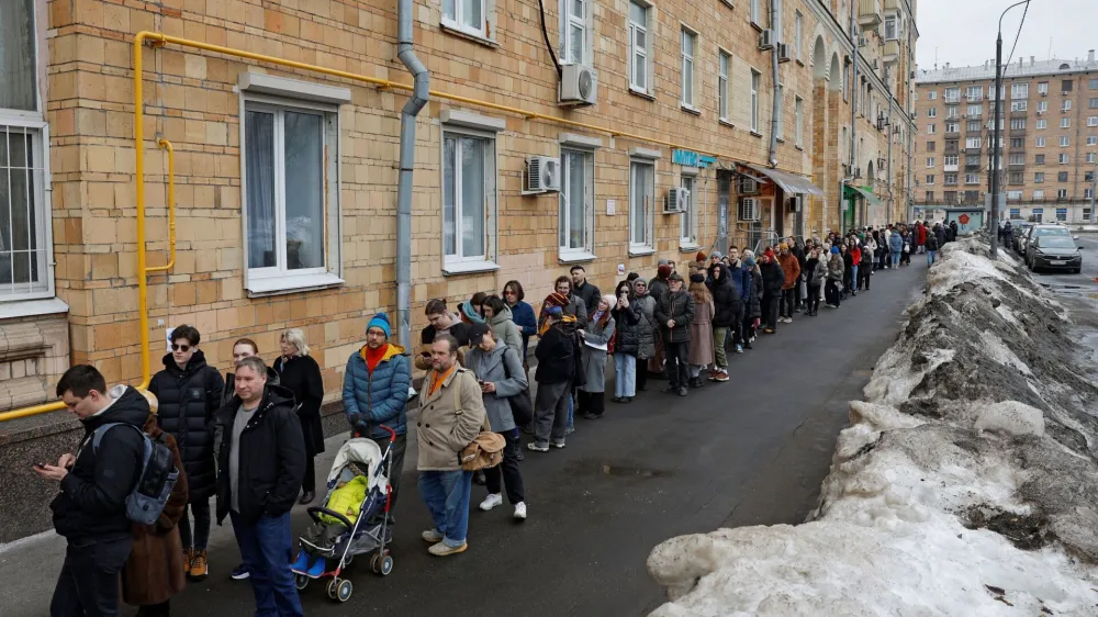 People stand in a line to enter a polling station around noon on the final day of the presidential election in Moscow, Russia, March 17, 2024. Yulia Navalnaya, widow of opposition leader Alexei Navalny, called on Russians to join an election day protest at noon on March 17 to vote against President Vladimir Putin or spoil their ballots. REUTERS/Maxim Shemetov